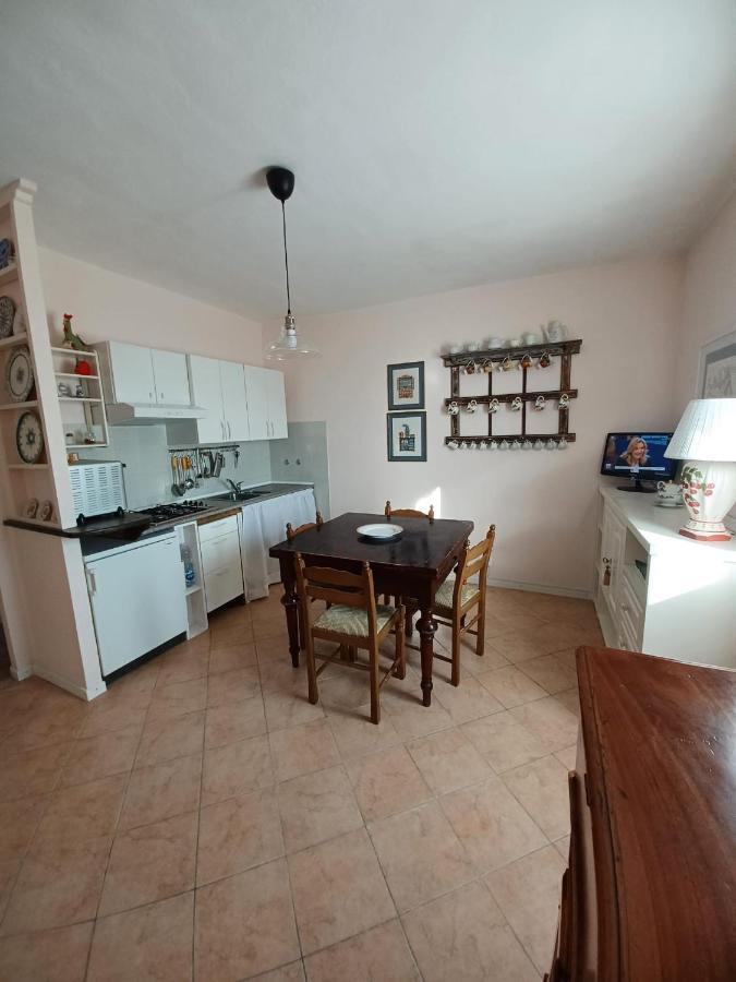 Casa Vacanze L'Acquerello Lari Exteriör bild