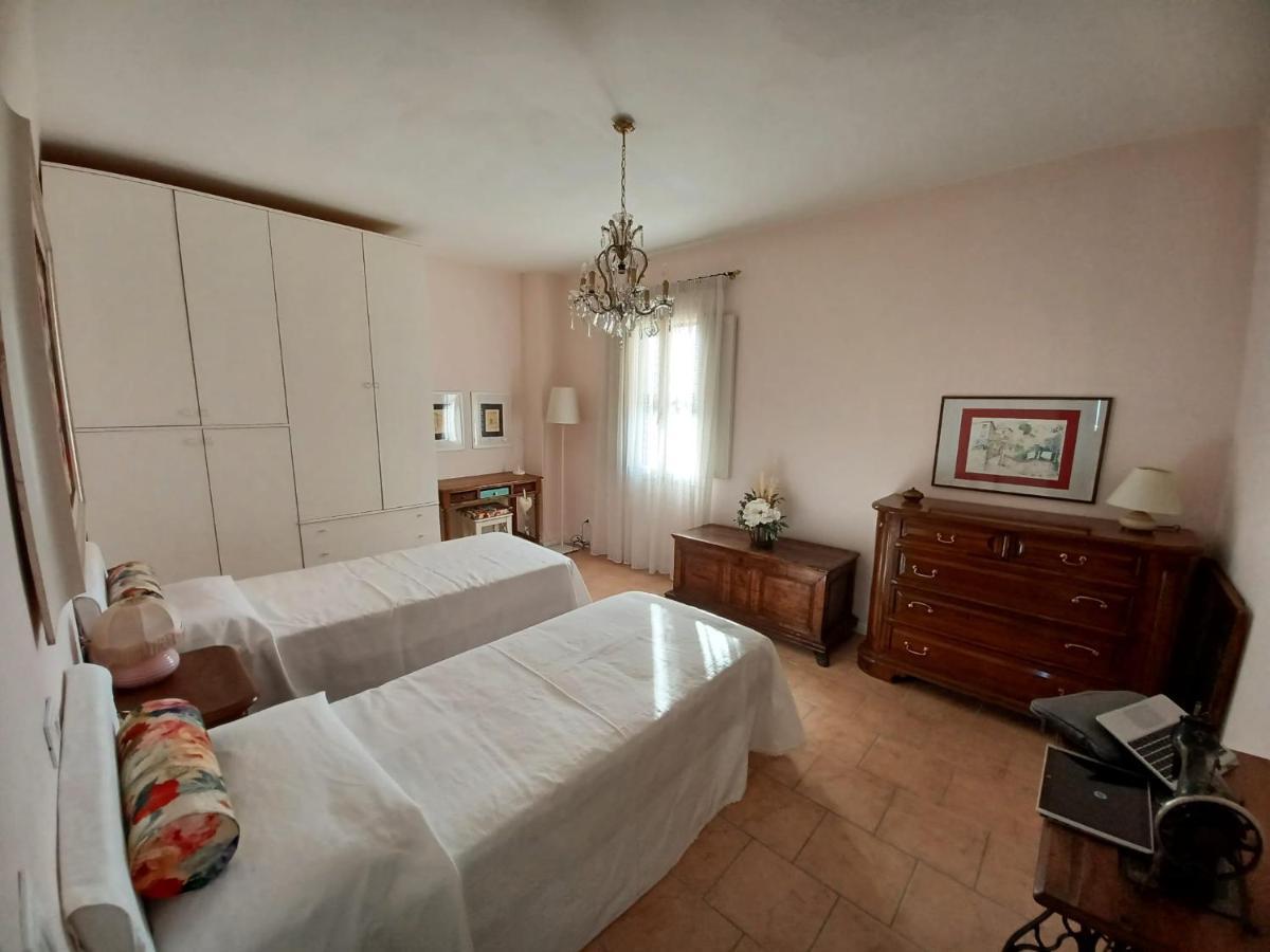Casa Vacanze L'Acquerello Lari Exteriör bild