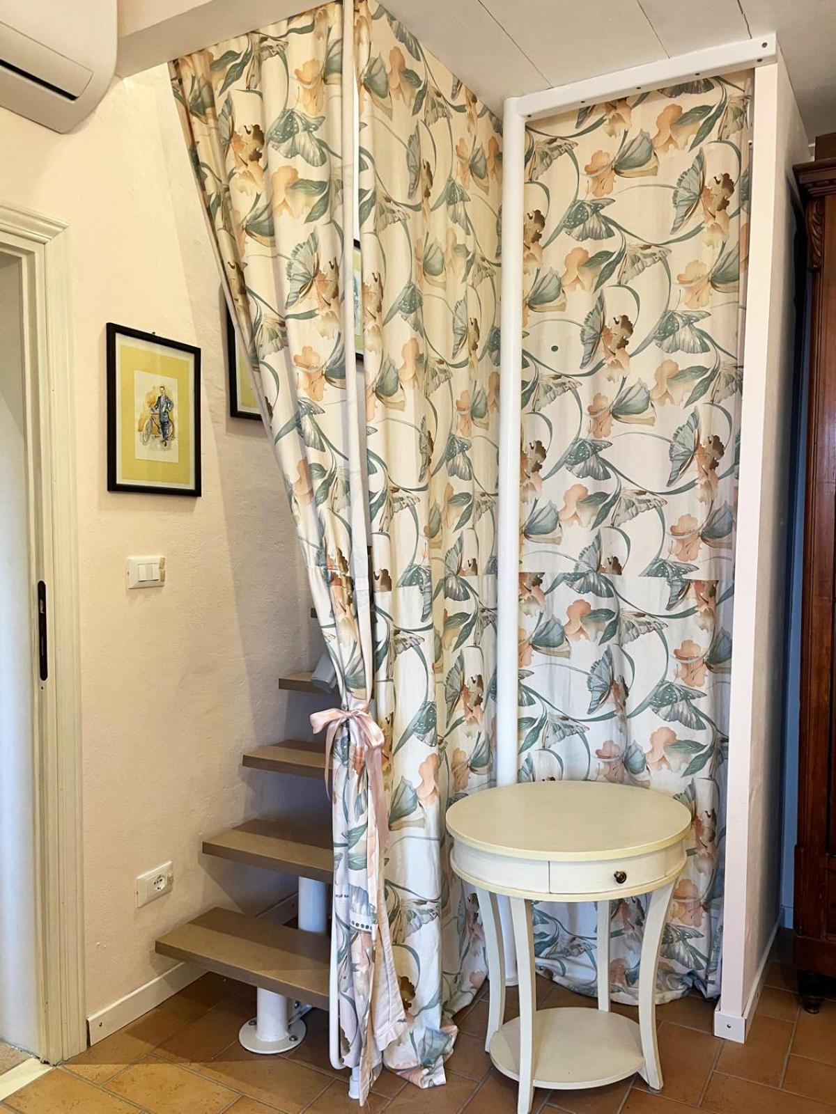 Casa Vacanze L'Acquerello Lari Exteriör bild